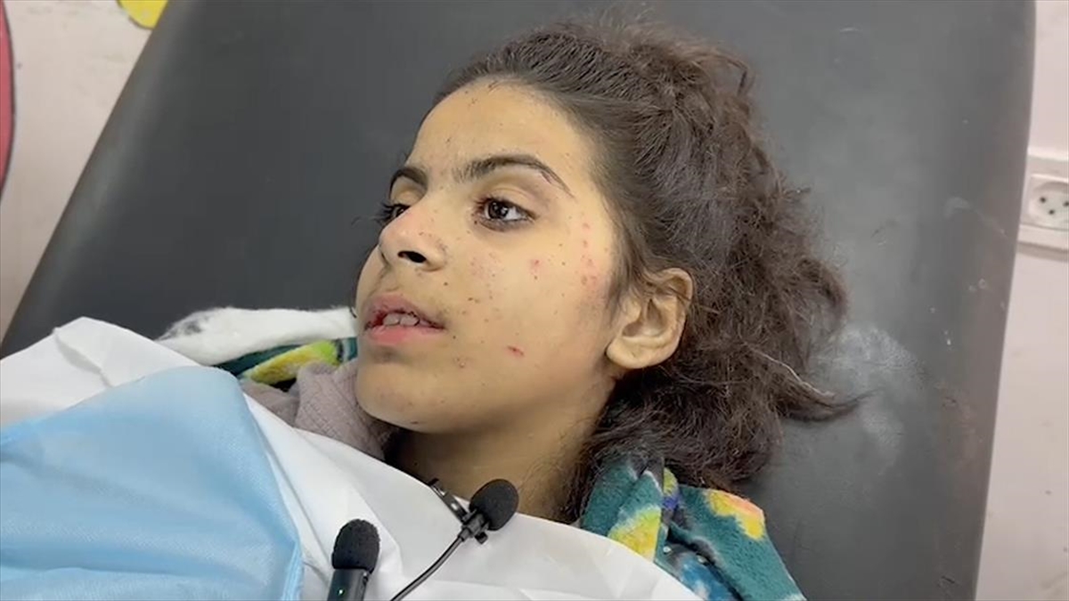 İsrail’in Gazze Şeridi’ne yönelik saldırılarında yıkılan evlerinin enkazından kız kardeşiyle