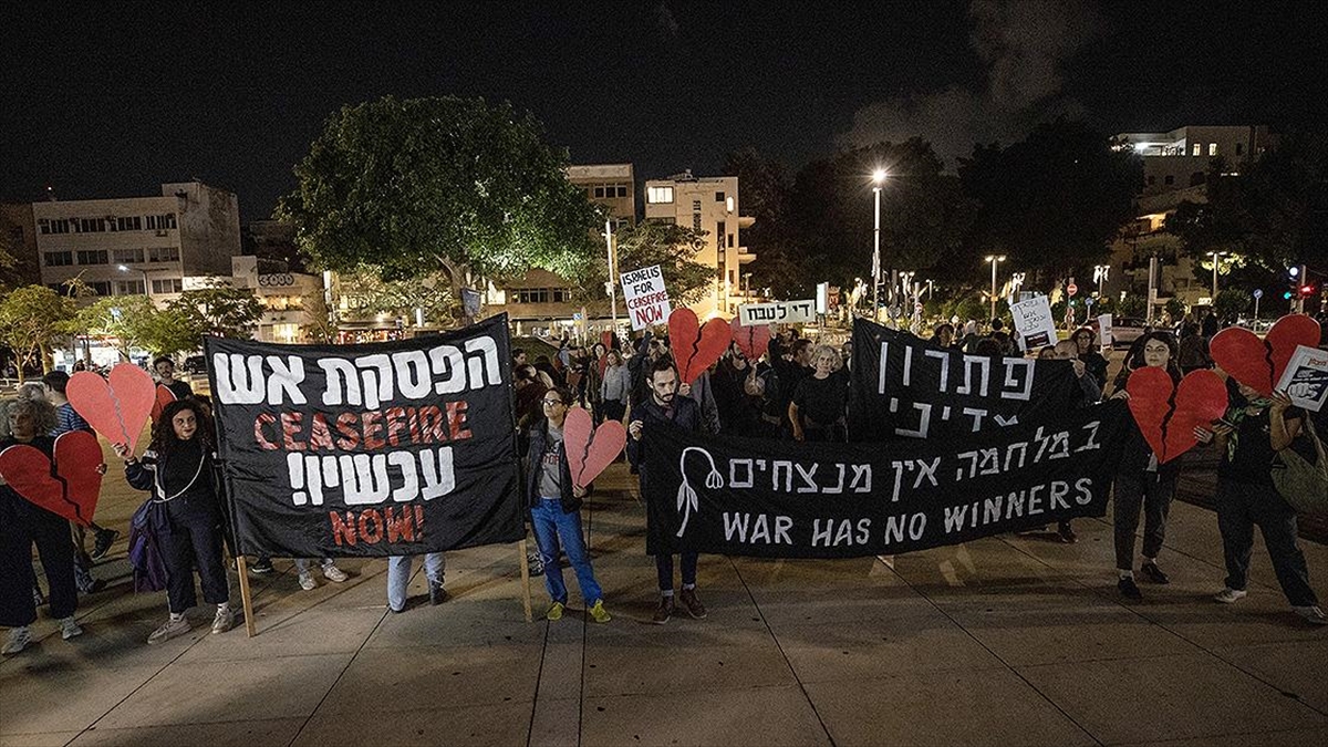 İsrail'in başkenti Tel Aviv'de toplanan grup, İsrail ordusunun Gazze Şeridi'ne