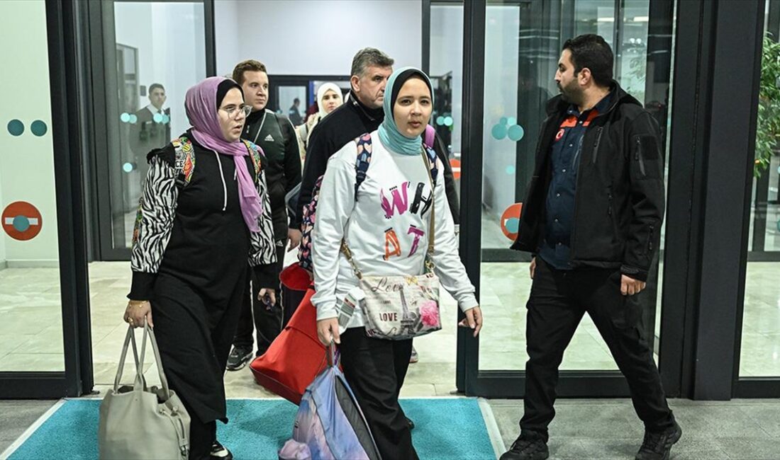 İsrail'in saldırıları nedeniyle Gazze'den tahliye edilen 142 Türk vatandaşı ve