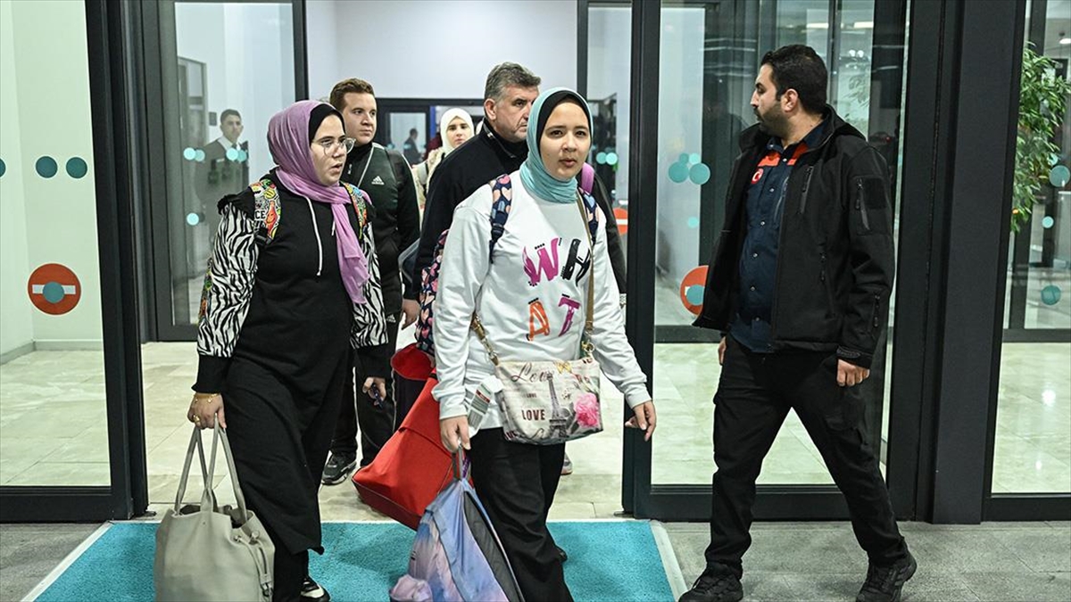 İsrail'in saldırıları nedeniyle Gazze'den tahliye edilen 142 Türk vatandaşı ve