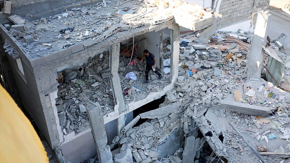 Abluka altındaki Gazze Şeridi'nin kuzeyinde yer alan Şucaiye Mahallesi'ndeki yıkım