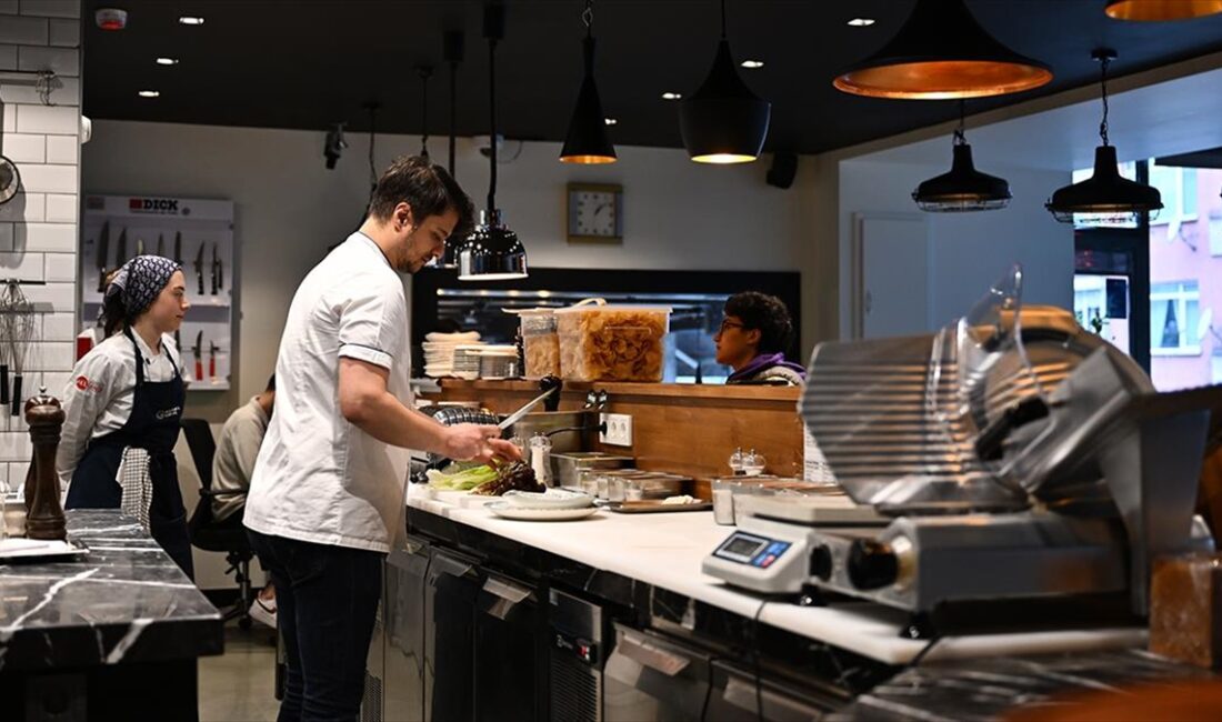 Gastronomi öğrencileri, mutfaklarında kullandıkları sebze, meyve ve baharatları restoranlarının terasında