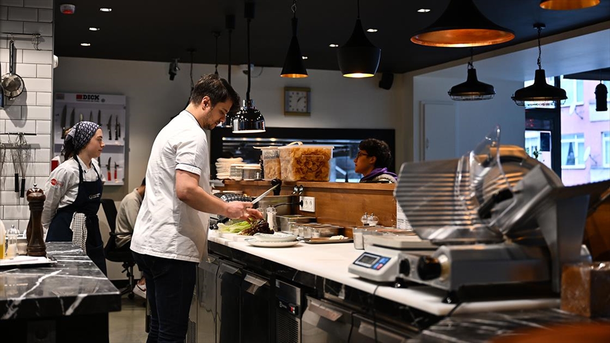 Gastronomi öğrencileri, mutfaklarında kullandıkları sebze, meyve ve baharatları restoranlarının terasında