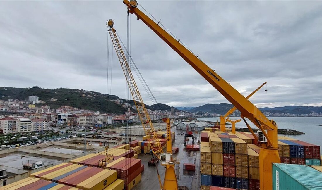 Giresun Limanı'nda konteyner taşımacılığı başladı Konteynerlerin yüklendiği gemi, Giresun'dan Tekirdağ Limanı'na gitmek üzere yola çıktı.