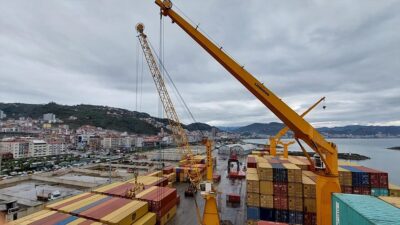 Konteynerlerin yüklendiği gemi, Giresun'dan Tekirdağ Limanı'na gitmek üzere yola çıktı.