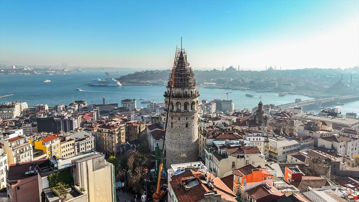 Dünyanın en eski kuleleri arasında sayılan ve İstanbul'un sembollerinden biri