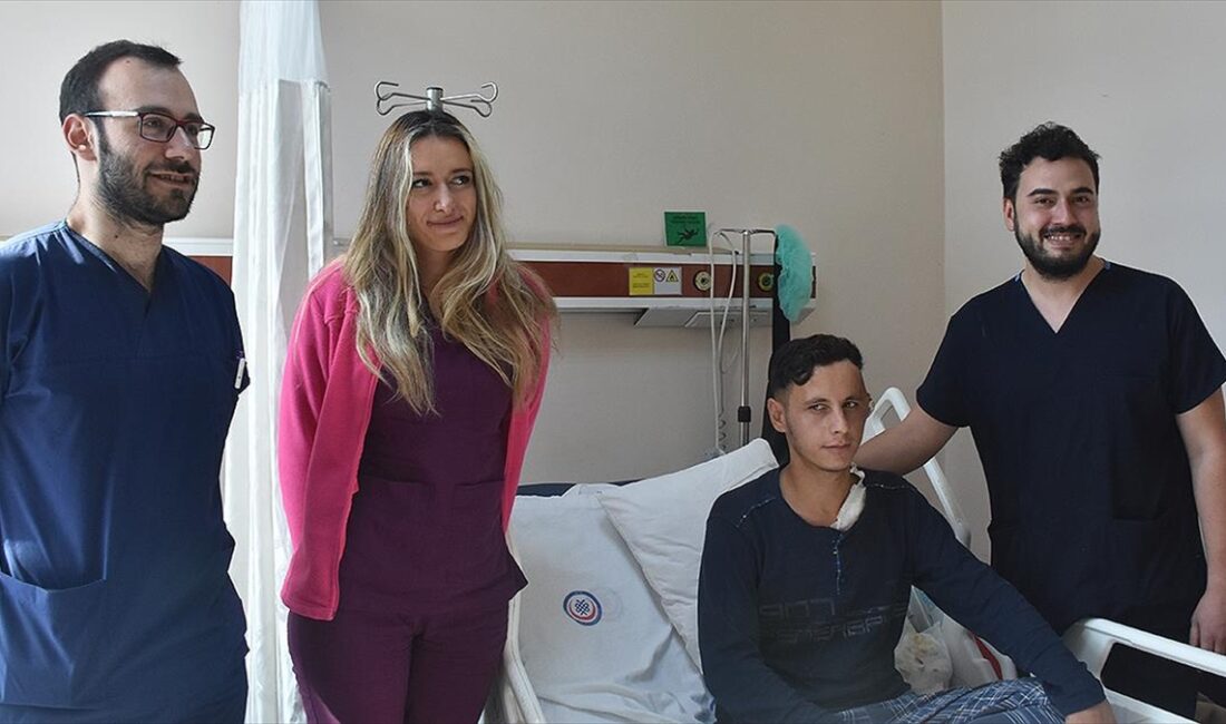 Afyonkarahisar Sağlık Bilimleri Üniversitesi (AFSÜ) Hastanesi'nde 23 yaşındaki gence göğüs