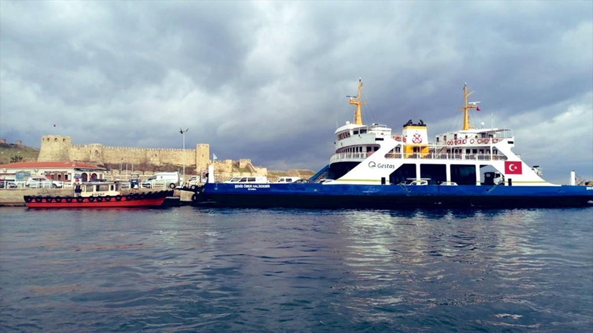 Çanakkale'de olumsuz hava koşulları nedeniyle Gökçeada ve Bozcaada feribot hattında