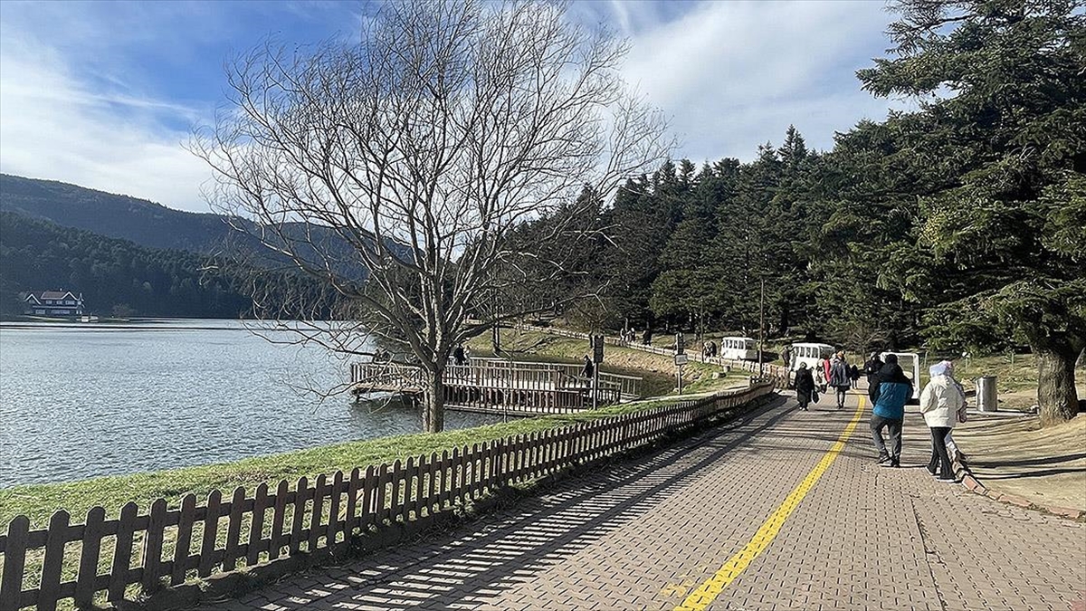 Bolu'nun doğal güzellikleriyle ünlü Gölcük Tabiat Parkı, hafta sonu günübirlik