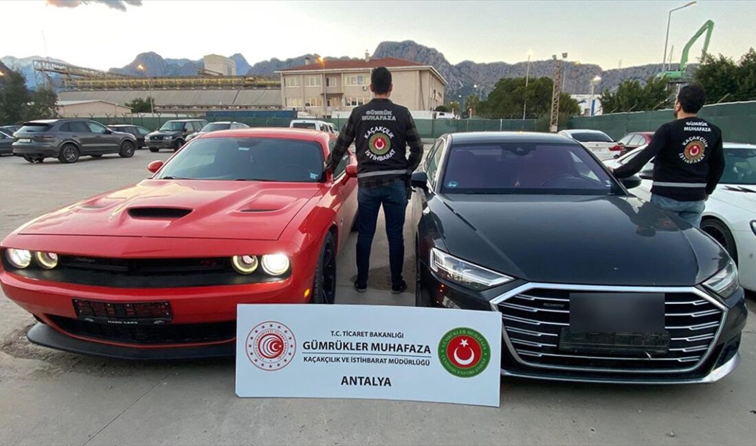 Gümrük muhafaza ekipleri 187 milyon liralık 15 kaçak lüks otomobile el koydu Ticaret Bakanlığı Gümrük Muhafaza ekiplerince, kaçak yollarla Türkiye'ye getirildiği belirlenen