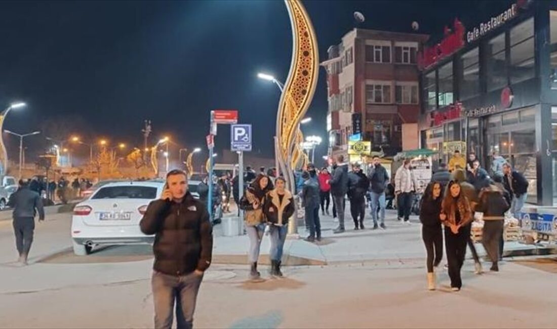 Hakkari'de 2 deprem Hakkari'nin Yüksekova ilçesinde 4,4 ve 4,5 büyüklüğünde sarsıntılar kaydedildi.