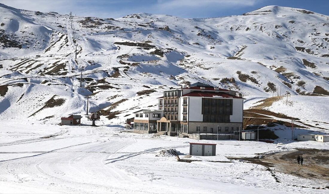 Yaklaşık 40 santimetre karın bulunduğu 2 bin 800 rakımdaki Merga