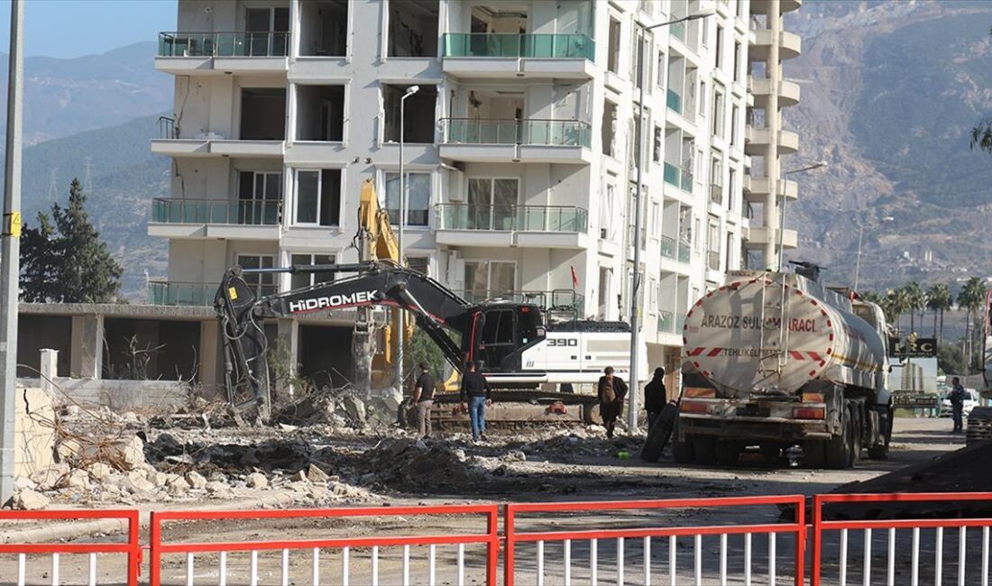 Hatay'ın İskenderun ilçesinde, yıkım çalışmaları sırasında 2 bina tedbiren tahliye