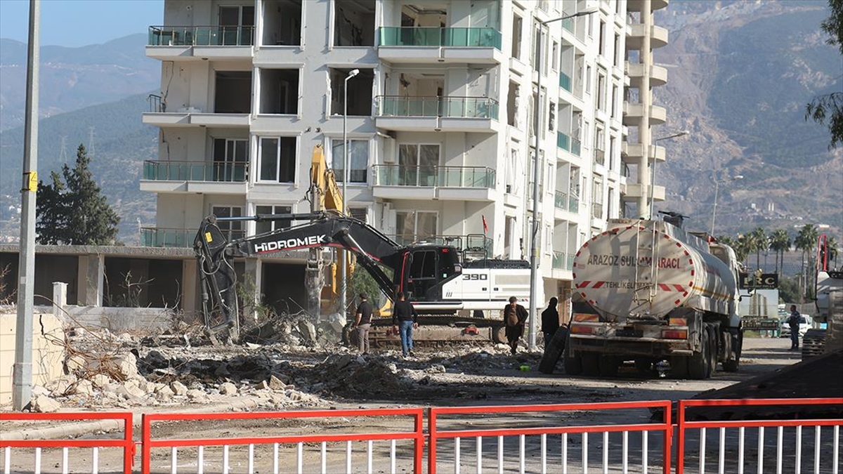 Hatay'ın İskenderun ilçesinde, yıkım çalışmaları sırasında 2 bina tedbiren tahliye