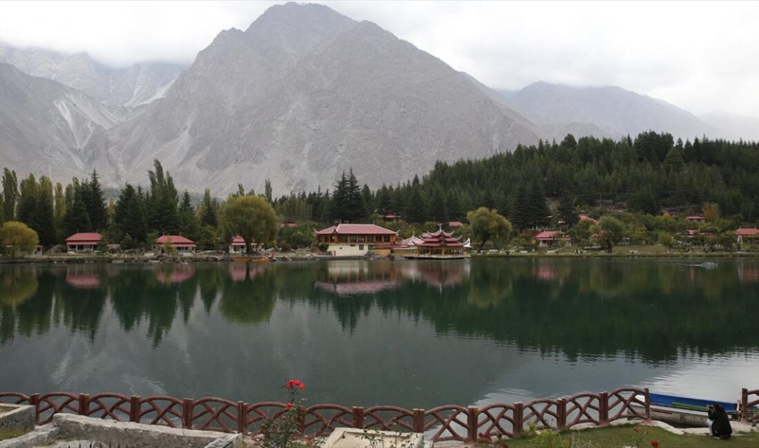 Pakistan'ın Gilgit-Baltistan bölgesine bağlı Skardu şehrinde, Himalaya Dağları'nın eteklerindeki Şangrila