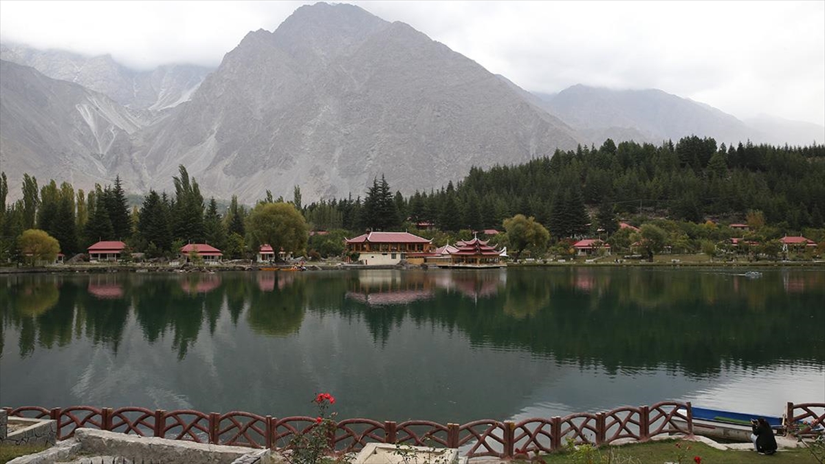 Pakistan'ın Gilgit-Baltistan bölgesine bağlı Skardu şehrinde, Himalaya Dağları'nın eteklerindeki Şangrila