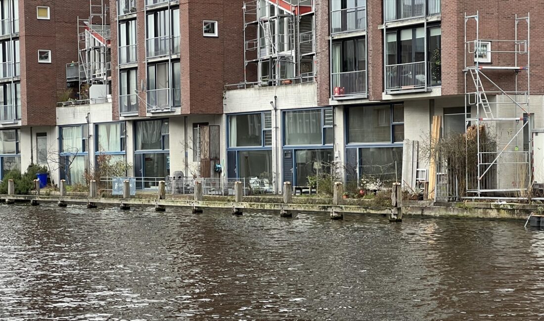 Hollanda'da etkili olan yağışlar sebebiyle kanal ve nehirlerin debileri kritik
