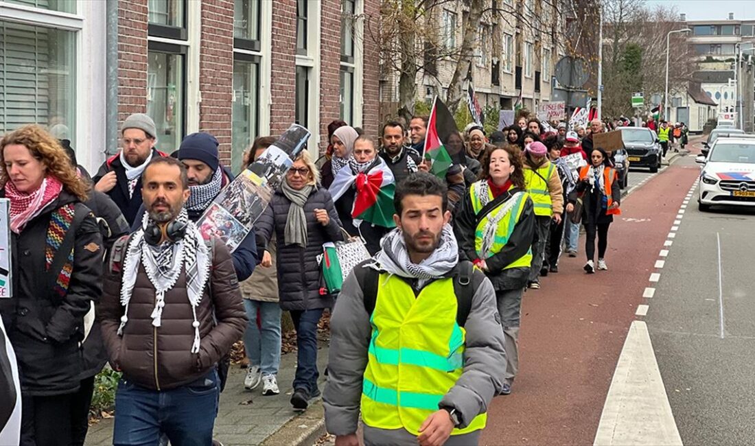 Hollanda'nın Leiden şehrinde toplanan grup, Filistin'e destek ve Gazzelilerin zorla