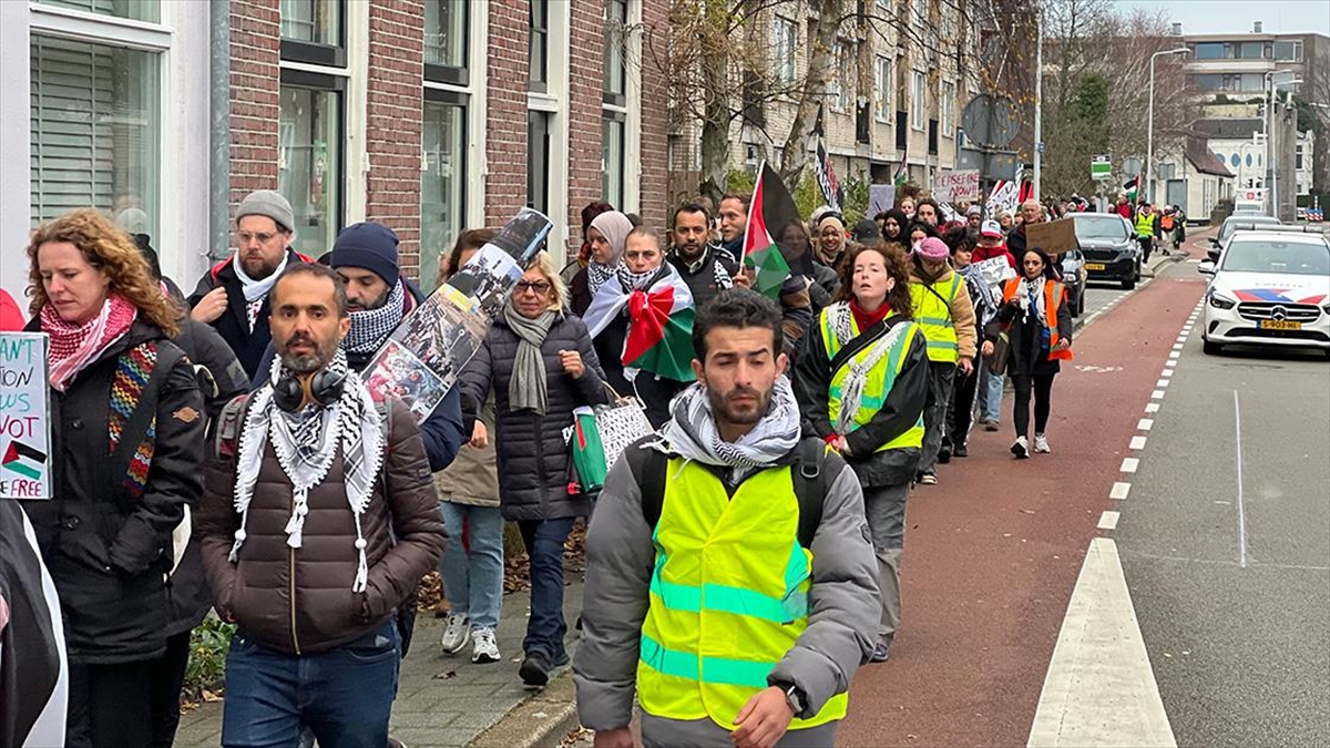 Hollanda'nın Leiden şehrinde toplanan grup, Filistin'e destek ve Gazzelilerin zorla