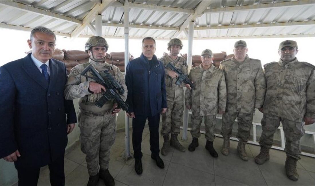 İçişleri Bakanı Ali Yerlikaya, Mardin'in Dibek Jandarma Üs Bölgesinde görev