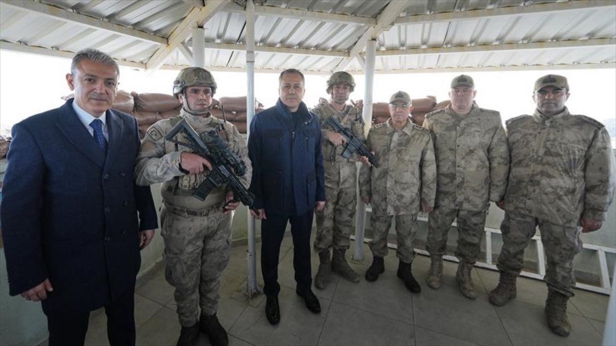İçişleri Bakanı Ali Yerlikaya, Mardin'in Dibek Jandarma Üs Bölgesinde görev