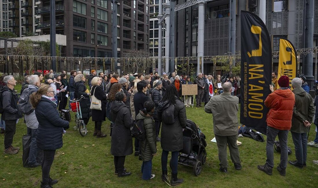 İngiltere'nin başkenti Londra'da bir grup İngiliz Yahudi, İsrail'in Gazze'ye yönelik