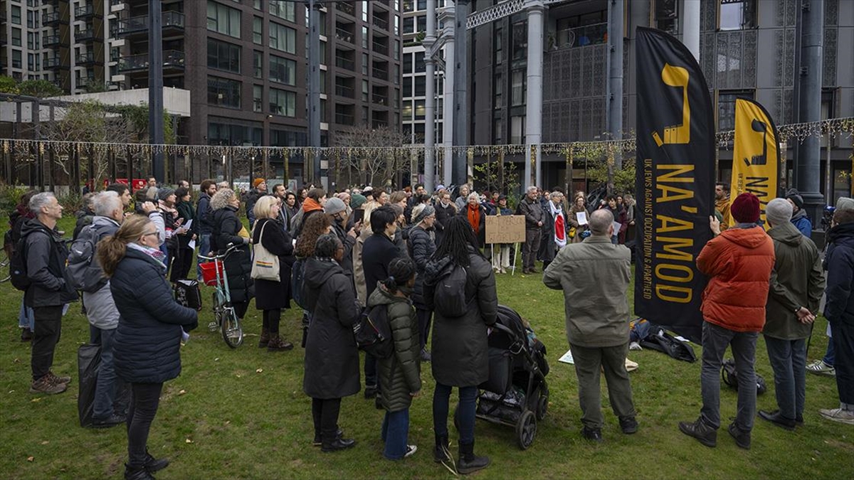 İngiltere'nin başkenti Londra'da bir grup İngiliz Yahudi, İsrail'in Gazze'ye yönelik