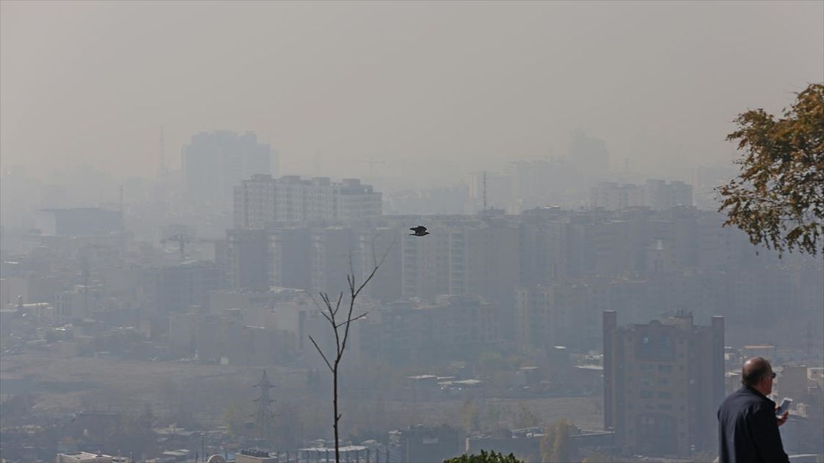İran’ın Tahran ve Elborz eyaletlerinde yaşanan hava kirliliği nedeniyle tüm