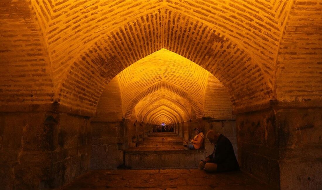 İran’ın tarihi şehirlerinden İsfahan’daki yüzlerce yıllık Hacu Köprüsü üzerinde bulunduğu