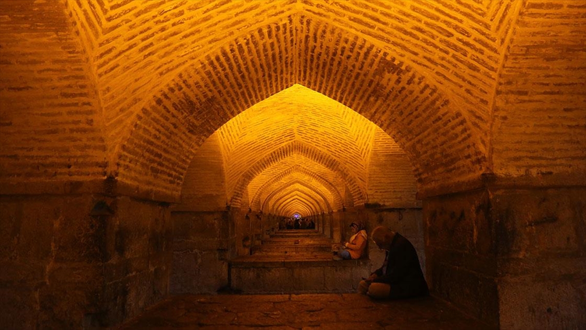 İran’ın tarihi şehirlerinden İsfahan’daki yüzlerce yıllık Hacu Köprüsü üzerinde bulunduğu