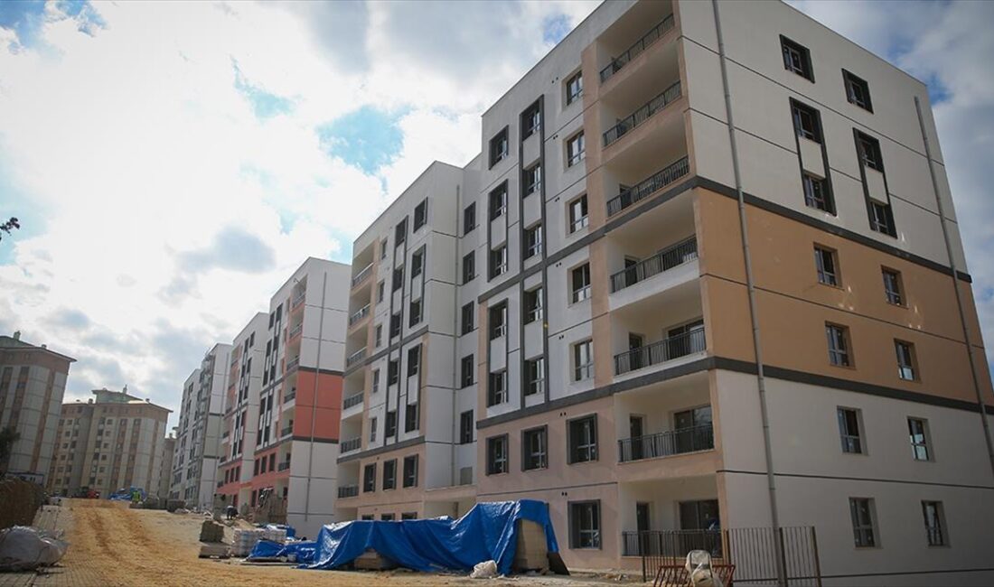 Hatay'da 6 Şubat depremlerin yıkıma neden olduğu İskenderun ilçesinde temeli