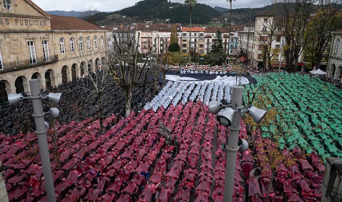 İspanya'da 1937'de bombalanan Guernica'da yüzlerce kişi insan mozaiği oluşturarak Filistin'e destek verdi İspanya İç Savaşı'nın sembolik mekanlarından, ünlü ressam Pablo Picasso'nun tablosunu