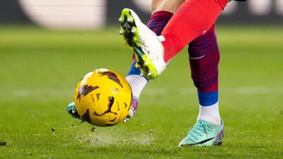 İspanya Futbol Federasyonu ve LaLiga yönetimi, hakemler ile VAR odası