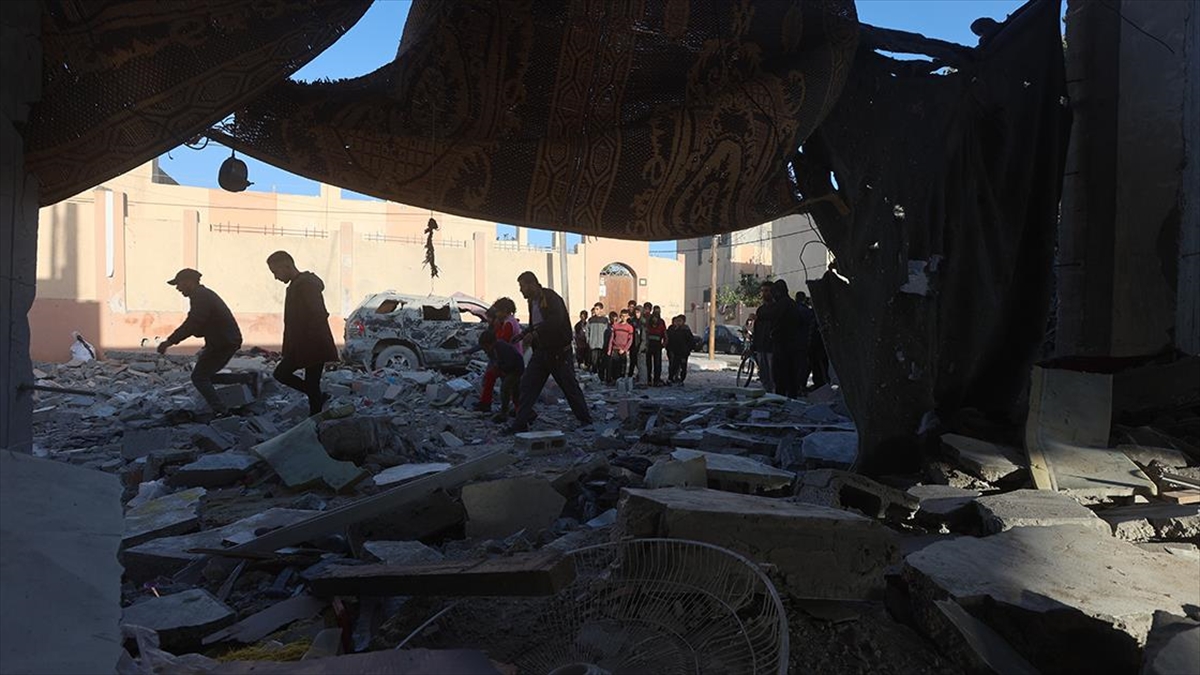 İsrail ordusunun, bombardıman altında tuttuğu Gazze Şeridi'nin güneyinde 47 Filistinliyi