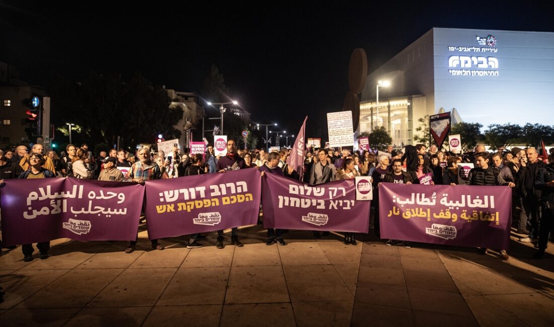 Tel Aviv'de düzenlenen gösteride yüzlerce İsrailli, Gazze'ye saldırıların bitmesi ve