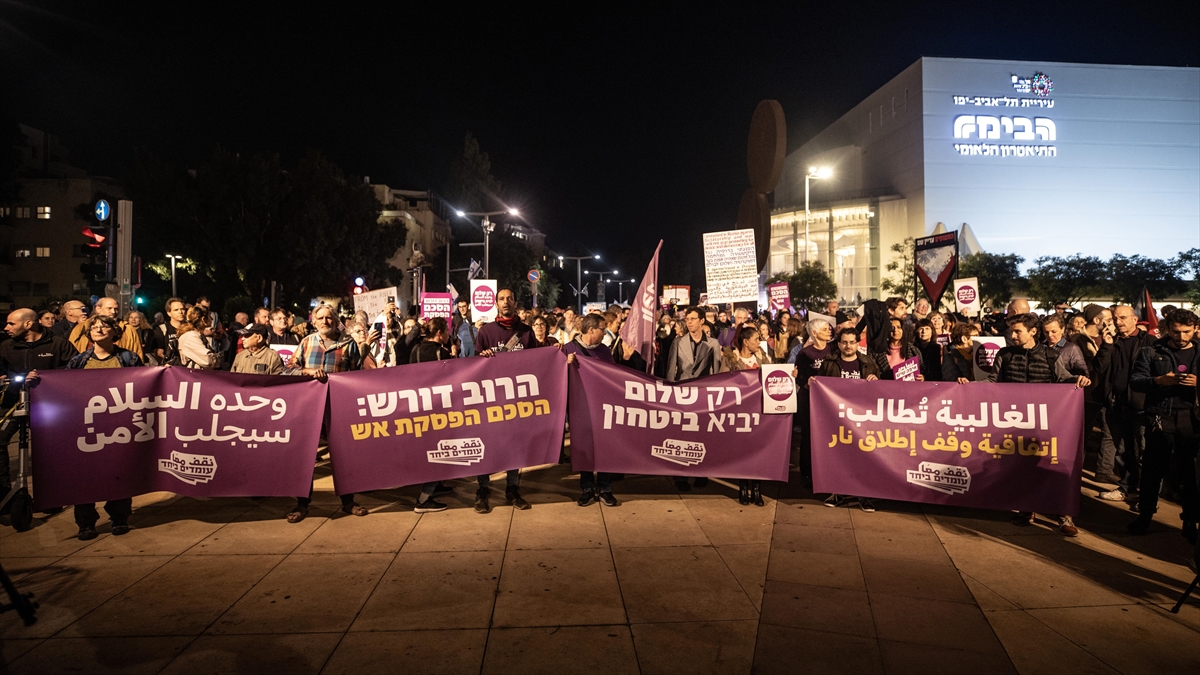Tel Aviv'de düzenlenen gösteride yüzlerce İsrailli, Gazze'ye saldırıların bitmesi ve