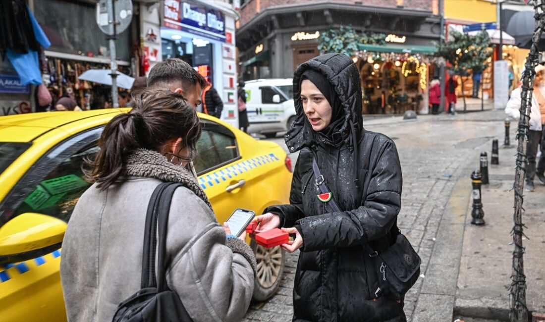 Etkinlikte, Yeryüzü Çocukları Derneği üyelerinin Galata Kulesi'nin çevresinde dağıttığı hediye