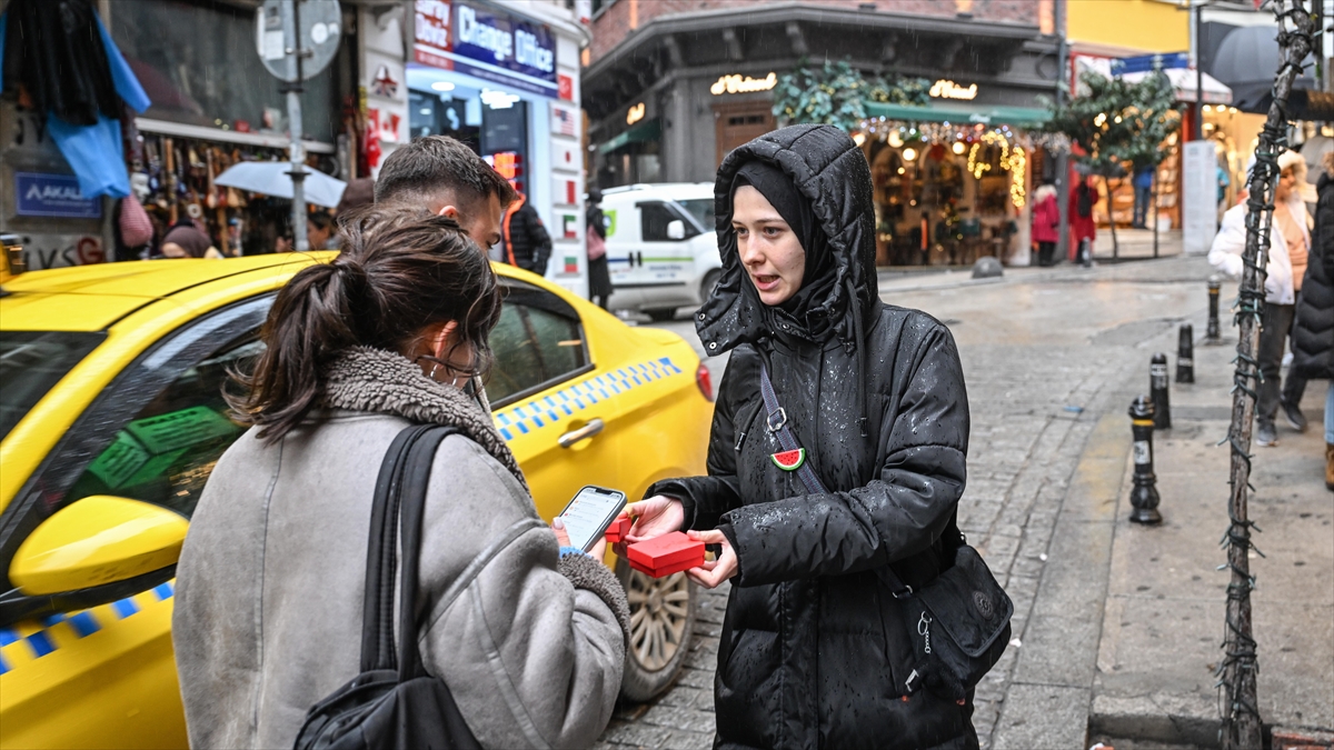 Etkinlikte, Yeryüzü Çocukları Derneği üyelerinin Galata Kulesi'nin çevresinde dağıttığı hediye