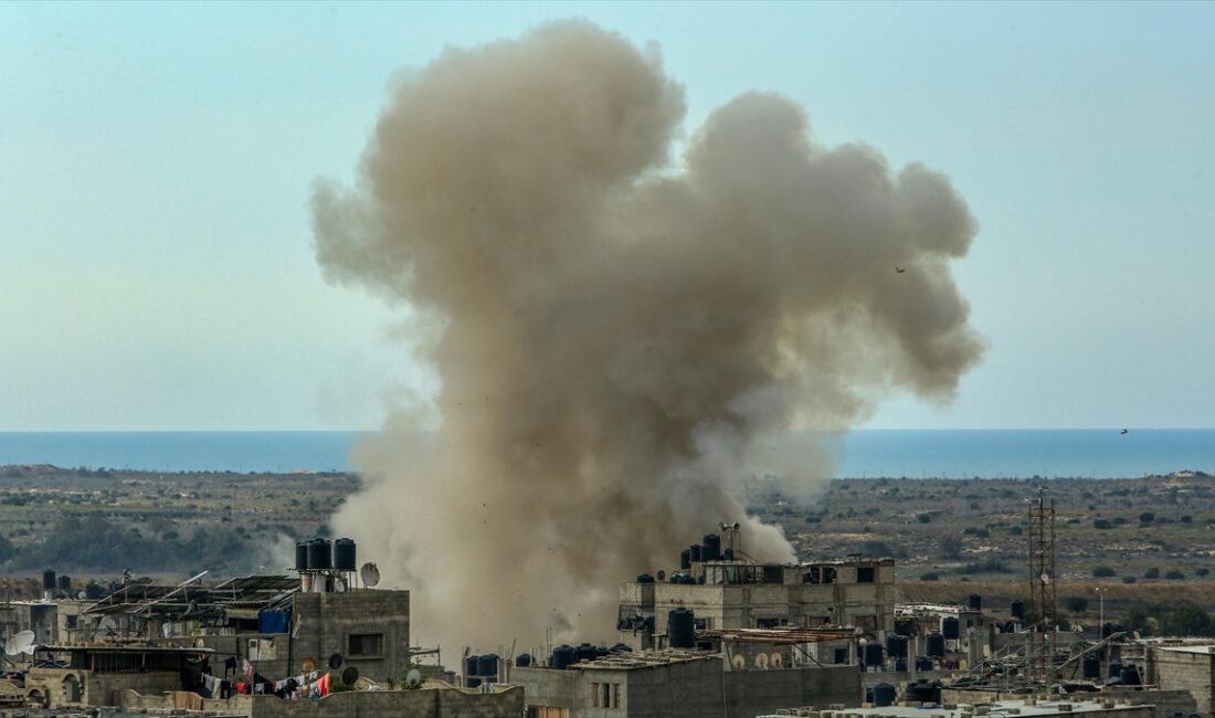 İsrail'in, Gazze'nin güneyinde bir konuta yönelik bombardımanı sonucu ağır yaralanan