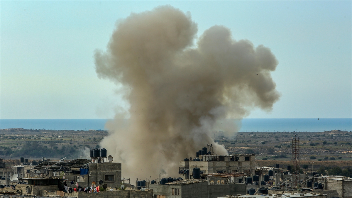 İsrail'in, Gazze'nin güneyinde bir konuta yönelik bombardımanı sonucu ağır yaralanan