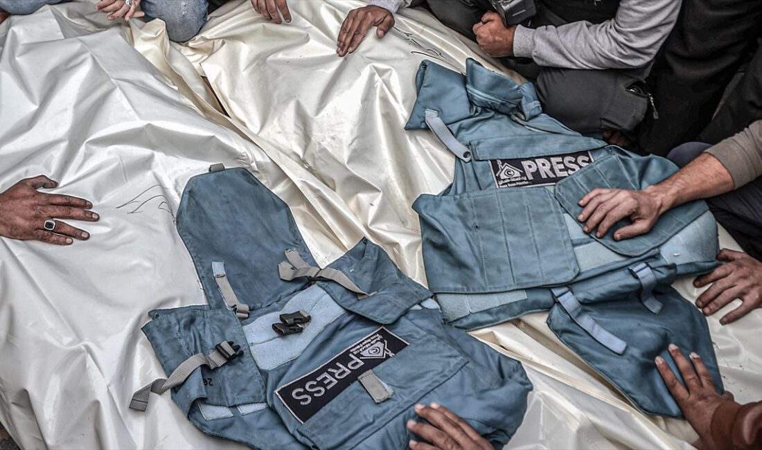 İsrail'in Gazze'deki saldırılarında öldürülen gazetecilerin sayısı 100'e çıktı İSTANBUL (AA) – Gazze’deki hükümetin Medya Ofisinden konuya ilişkin yapılan