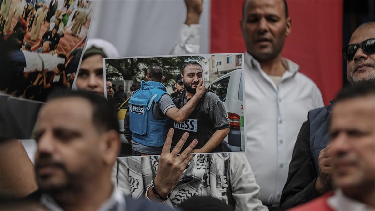 Gazze Şeridi'ndeki hükümet, İsrail ordusunun bir gazeteciyi daha öldürdüğünü duyurdu.