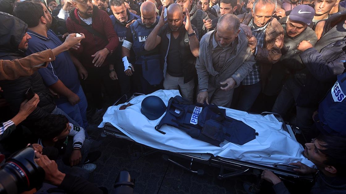 İsrail'in Gazze'deki saldırılarında ölen Al Jazeera televizyonunun kameramanı Samir Ebu