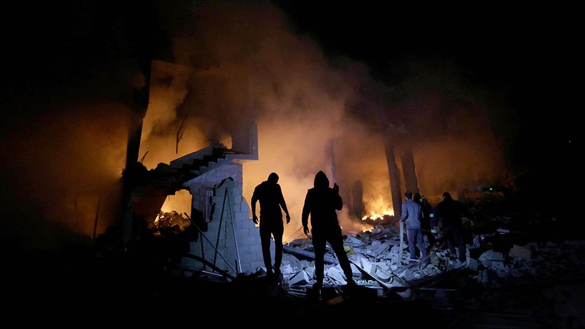 İsrail ordusunun gece boyu, abluka altındaki Gazze Şeridi'nin birçok bölgesine