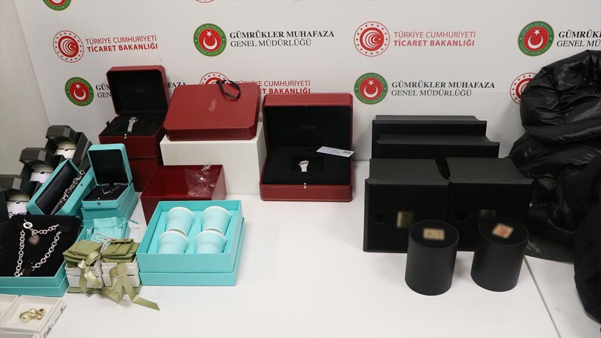 Ticaret Bakanlığı Gümrük Muhafaza ekiplerince İstanbul Havalimanı'nda bir yolcunun valizinde