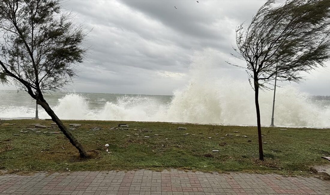 İstanbul Valiliği, kentin kuzeyinde beklenen fırtına nedeniyle vatandaşları uyardı İstanbul Valiliği, yarın kentin kuzey ilçelerinde kısa süreli etkili olması