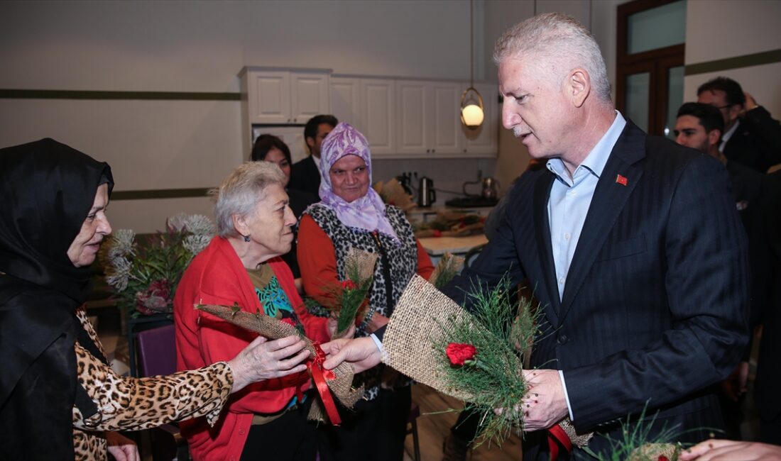 İstanbul Valisi Gül, Darülaceze'yi ziyaret etti İstanbul Valisi Davut Gül, Darülaceze sakinlerini ziyaret ederek yeni yılını