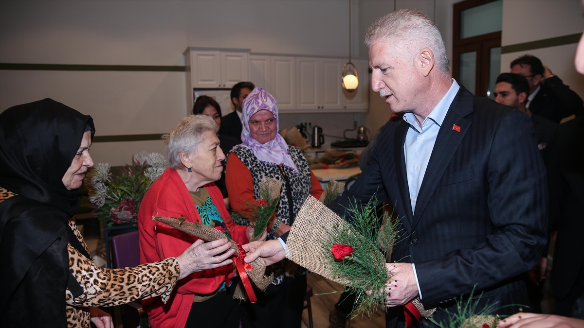 İstanbul Valisi Davut Gül, Darülaceze sakinlerini ziyaret ederek yeni yılını