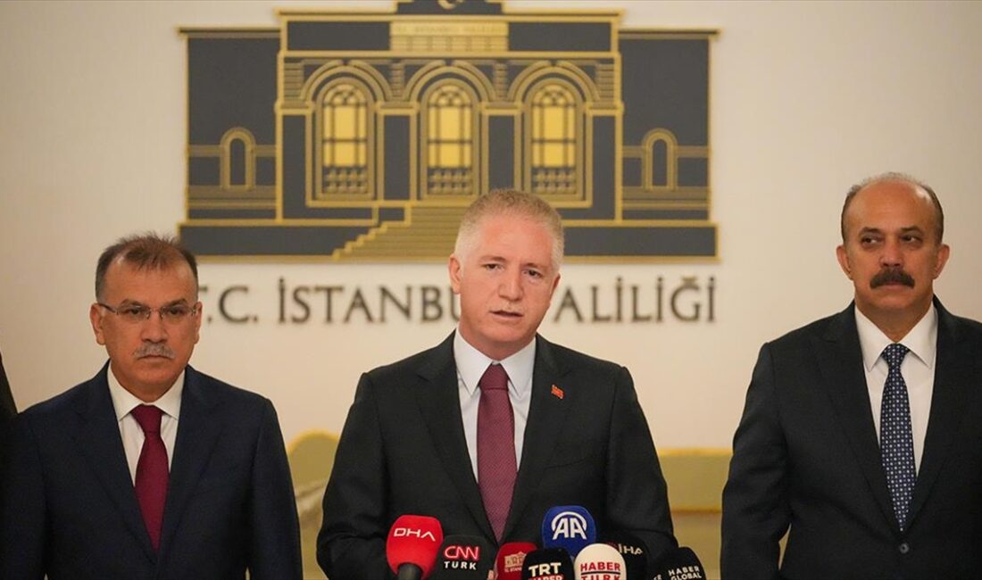 İstanbul Valisi Gül, kentte alınan yılbaşı tedbirlerini açıkladı İstanbul Valisi Davut Gül, kentte yılbaşında 55 bin 556 polis,