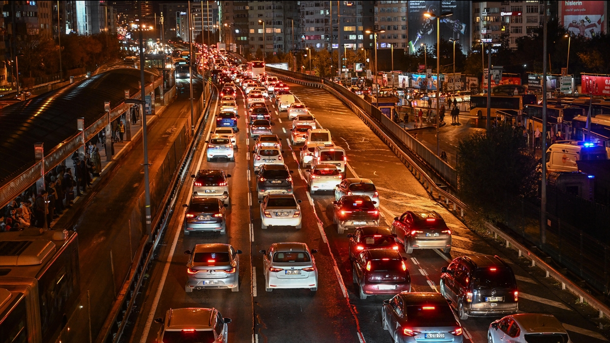 İSTANBUL (AA) – İstanbul’da haftanın son iş g&uuml;n&uuml;nde trafik yoğunluğu